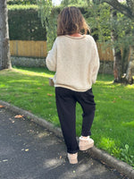 Pull maille ultra doux col V – Taille unique jusqu’au 46 – Taupe, marron, écru ou noir 🖤