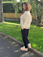 Pull maille ultra doux col V – Taille unique jusqu’au 46 – Taupe, marron, écru ou noir 🖤