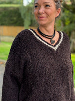 Pull maille ultra doux col V – Taille unique jusqu’au 46 – Taupe, marron, écru ou noir 🖤