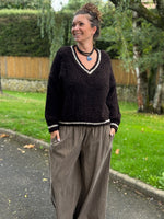 Pull maille ultra doux col V – Taille unique jusqu’au 46 – Taupe, marron, écru ou noir 🖤