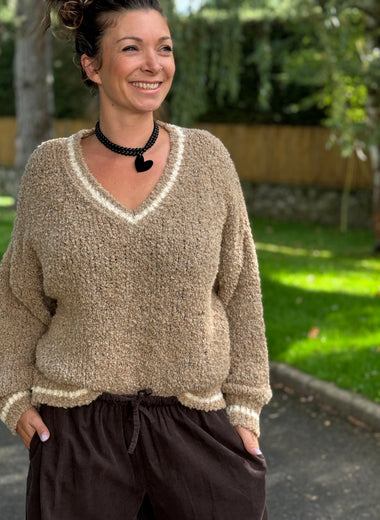 Pull maille ultra doux col V – Taille unique jusqu’au 46 – Taupe, marron, écru ou noir 🖤