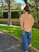 Pull oversize col V à relief – Disponible en camel, blanc ou noir – Taille unique jusqu’au 48