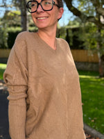 Pull oversize col V à relief – Disponible en camel, blanc ou noir – Taille unique jusqu’au 48