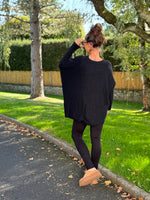 Pull oversize col V à relief – Disponible en camel, blanc ou noir – Taille unique jusqu’au 48