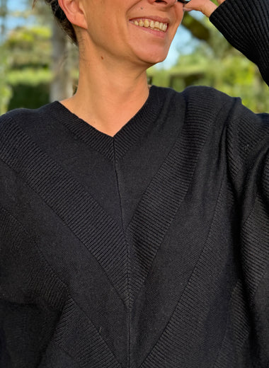 Pull oversize col V à relief – Disponible en camel, blanc ou noir – Taille unique jusqu’au 48
