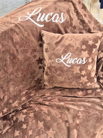 Duo Minky personnalisé – Couverture + Coussin – Loulou l’Étoile