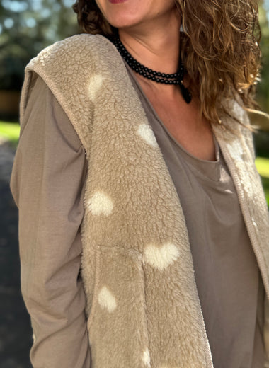 Gilet sans manches fausse fourrure à cœurs – Taille unique ⭐️