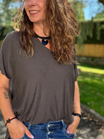 T-shirt uni col V – Taille unique jusqu’au 48 – 4 coloris 🖤