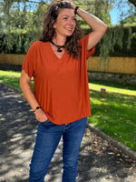 T-shirt uni col V – Taille unique jusqu’au 48 – 4 coloris 🖤