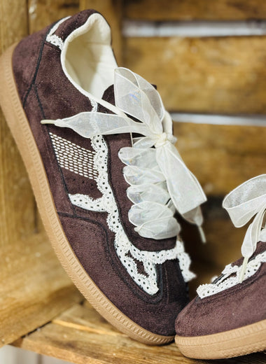 ★ Baskets en suédine marron avec dentelle – Féminines & confortables ★