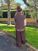 Pantalon large élastiqué – Taille unique jusqu’au 50 – Disponible en noir ou marron