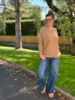 Pull oversize col V à relief – Disponible en camel, blanc ou noir – Taille unique jusqu’au 48