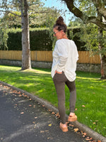 Pull oversize col V à relief – Disponible en camel, blanc ou noir – Taille unique jusqu’au 48