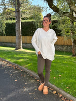 Pull oversize col V à relief – Disponible en camel, blanc ou noir – Taille unique jusqu’au 48