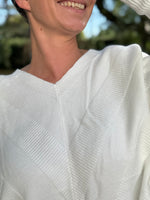 Pull oversize col V à relief – Disponible en camel, blanc ou noir – Taille unique jusqu’au 48