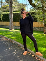 Pull oversize col V à relief – Disponible en camel, blanc ou noir – Taille unique jusqu’au 48