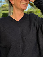 Pull oversize col V à relief – Disponible en camel, blanc ou noir – Taille unique jusqu’au 48