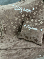 Duo Minky personnalisé – Couverture + Coussin – Loulou l’Étoile