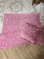 Duo Minky personnalisé – Couverture + Coussin – Loulou l’Étoile